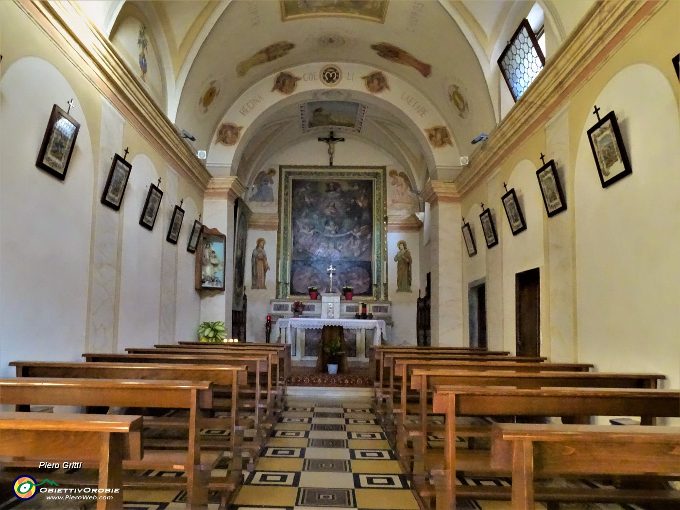 75 Chiesetta Madonna della neve a Capovalle di Roncobello-interno.JPG